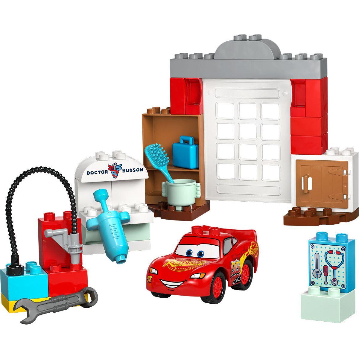 DUPLO Disney McQueens bezoek aan Docs garage