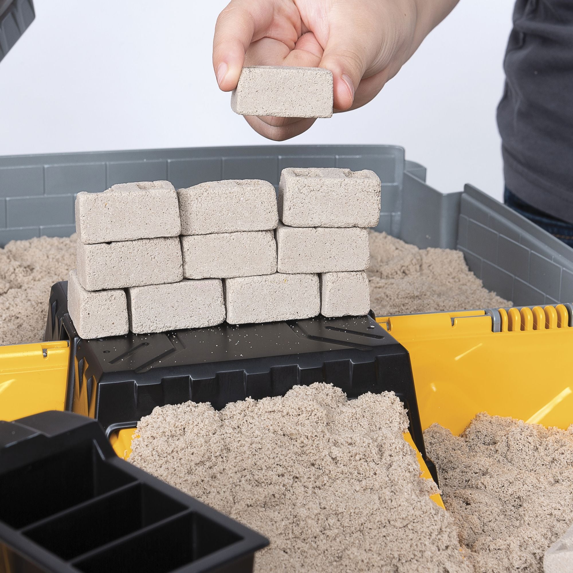 Bouwplaats-Speelset met Kiepwagen Kraan met Sloopkogel Emmer en 907 gram Speelzand, Kinetic Sand