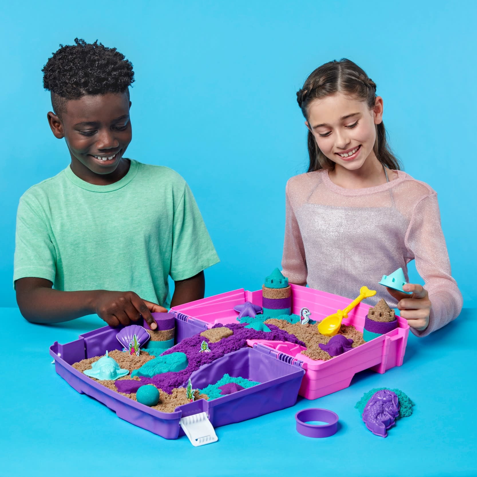 Kinetic Sand - Shimmer, Opvouwbare Meermin Zandbak-Speelset Met 907 gram Glinsterend Speelzand In 3 Kleuren, 6 Mallen En 1 Schep, Spin Master