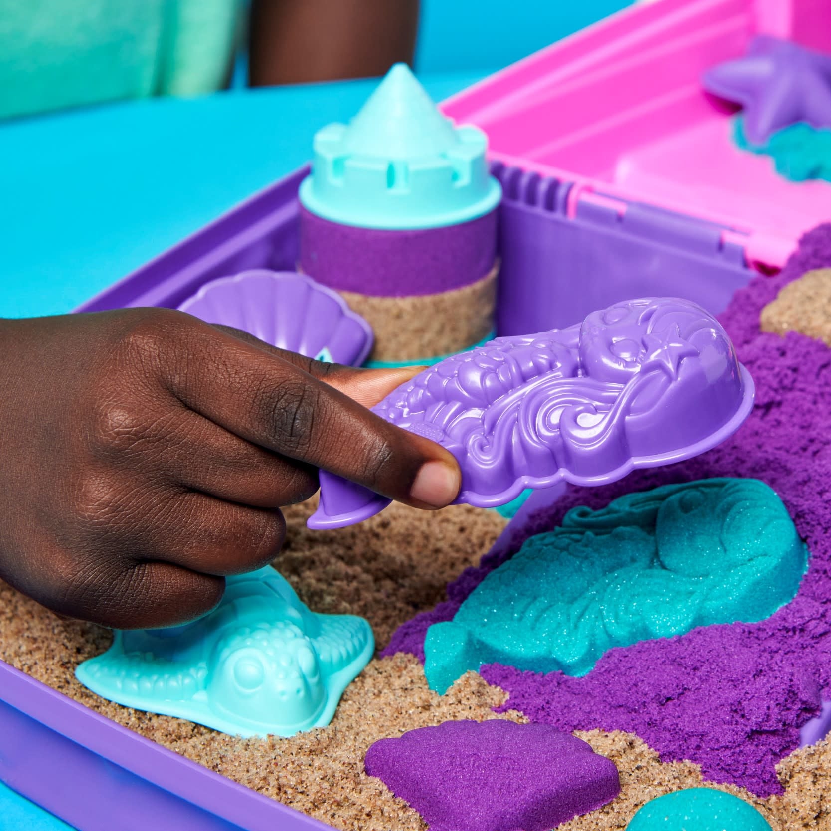 Kinetic Sand - Shimmer, Opvouwbare Meermin Zandbak-Speelset Met 907 gram Glinsterend Speelzand In 3 Kleuren, 6 Mallen En 1 Schep, Spin Master