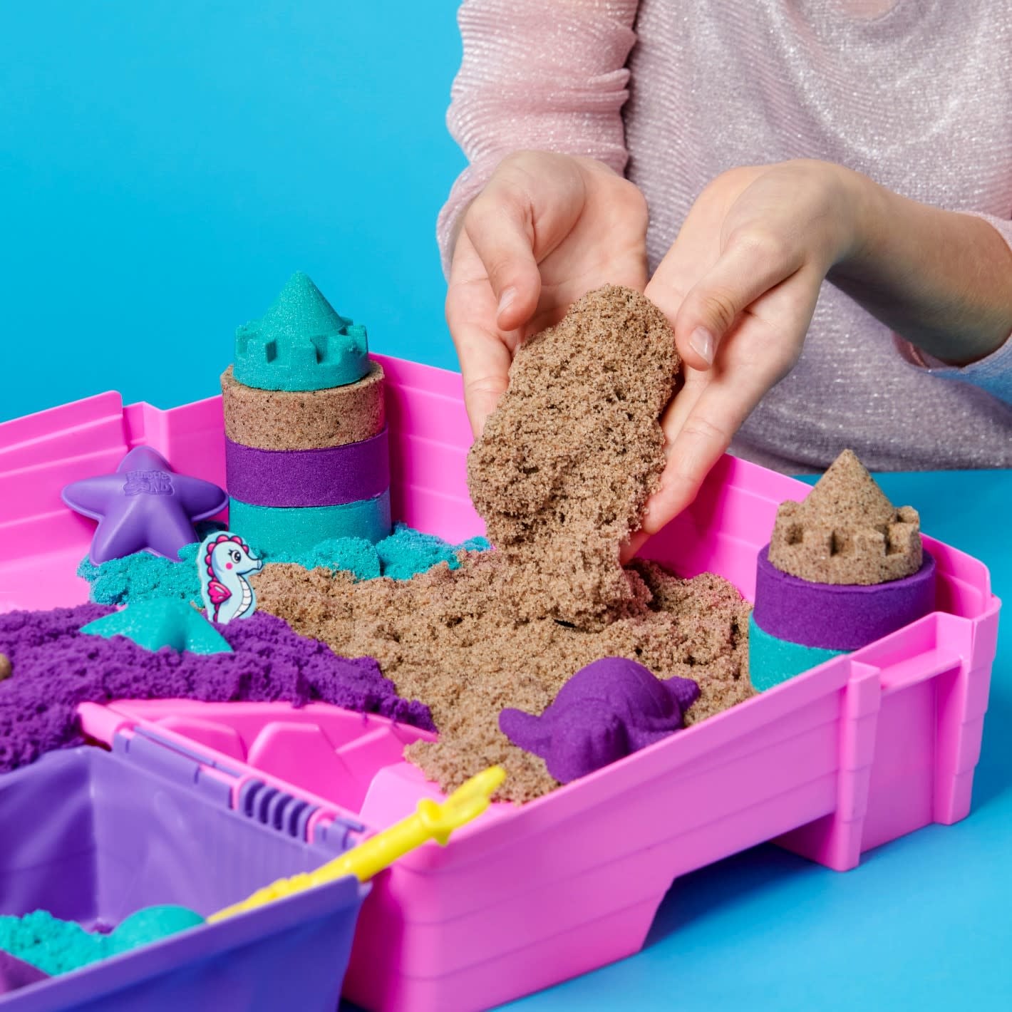 Kinetic Sand - Shimmer, Opvouwbare Meermin Zandbak-Speelset Met 907 gram Glinsterend Speelzand In 3 Kleuren, 6 Mallen En 1 Schep, Spin Master