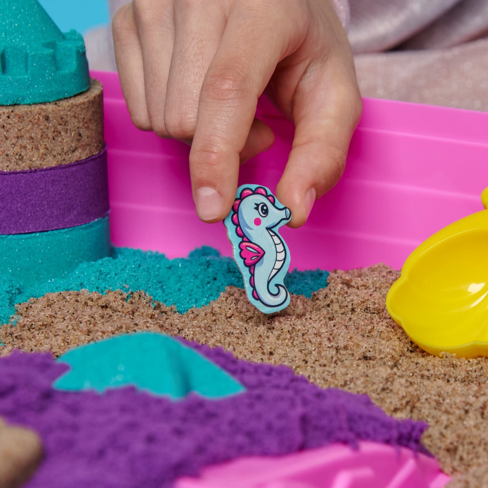 Kinetic Sand - Shimmer, Opvouwbare Meermin Zandbak-Speelset Met 907 gram Glinsterend Speelzand In 3 Kleuren, 6 Mallen En 1 Schep, Spin Master
