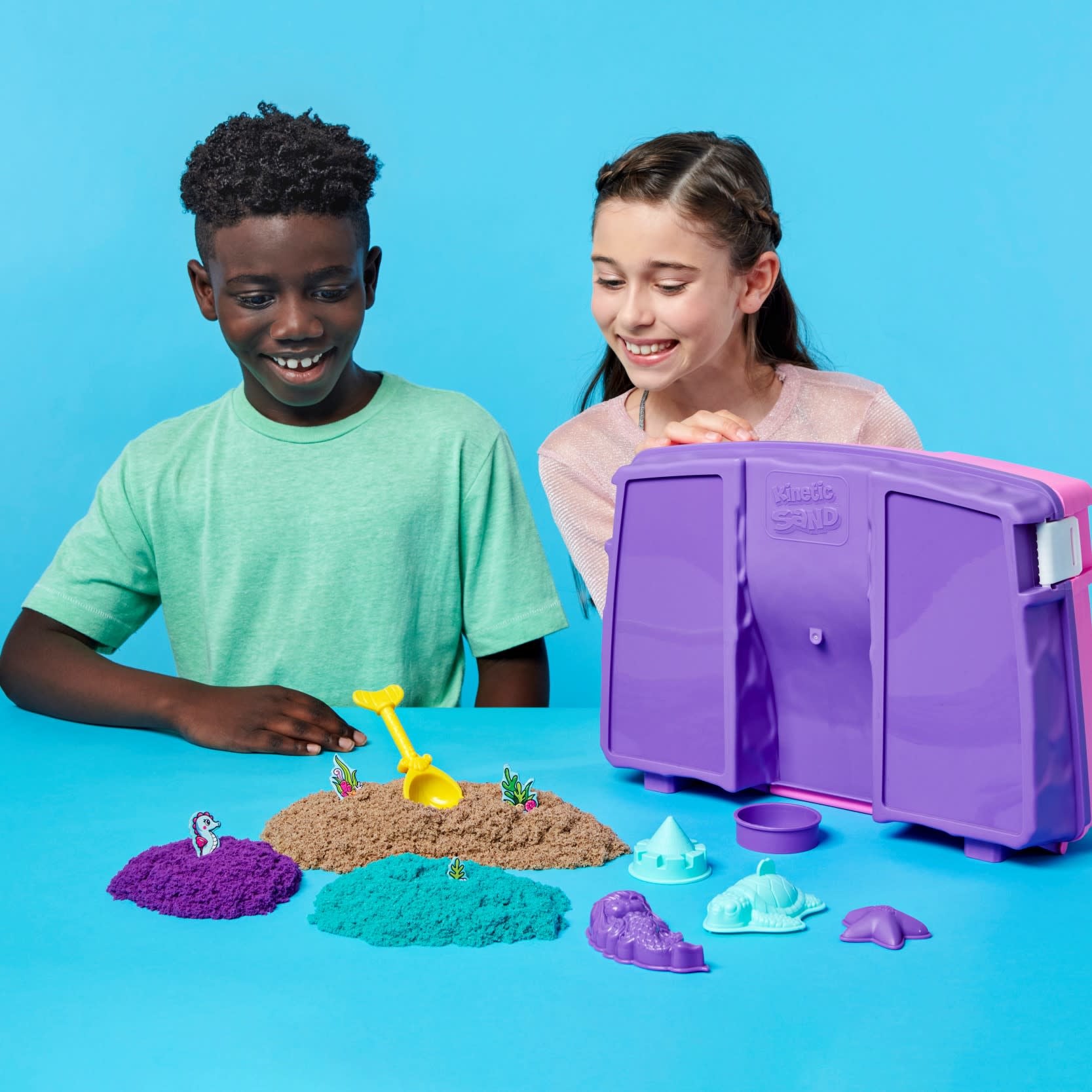 Kinetic Sand - Shimmer, Opvouwbare Meermin Zandbak-Speelset Met 907 gram Glinsterend Speelzand In 3 Kleuren, 6 Mallen En 1 Schep, Spin Master