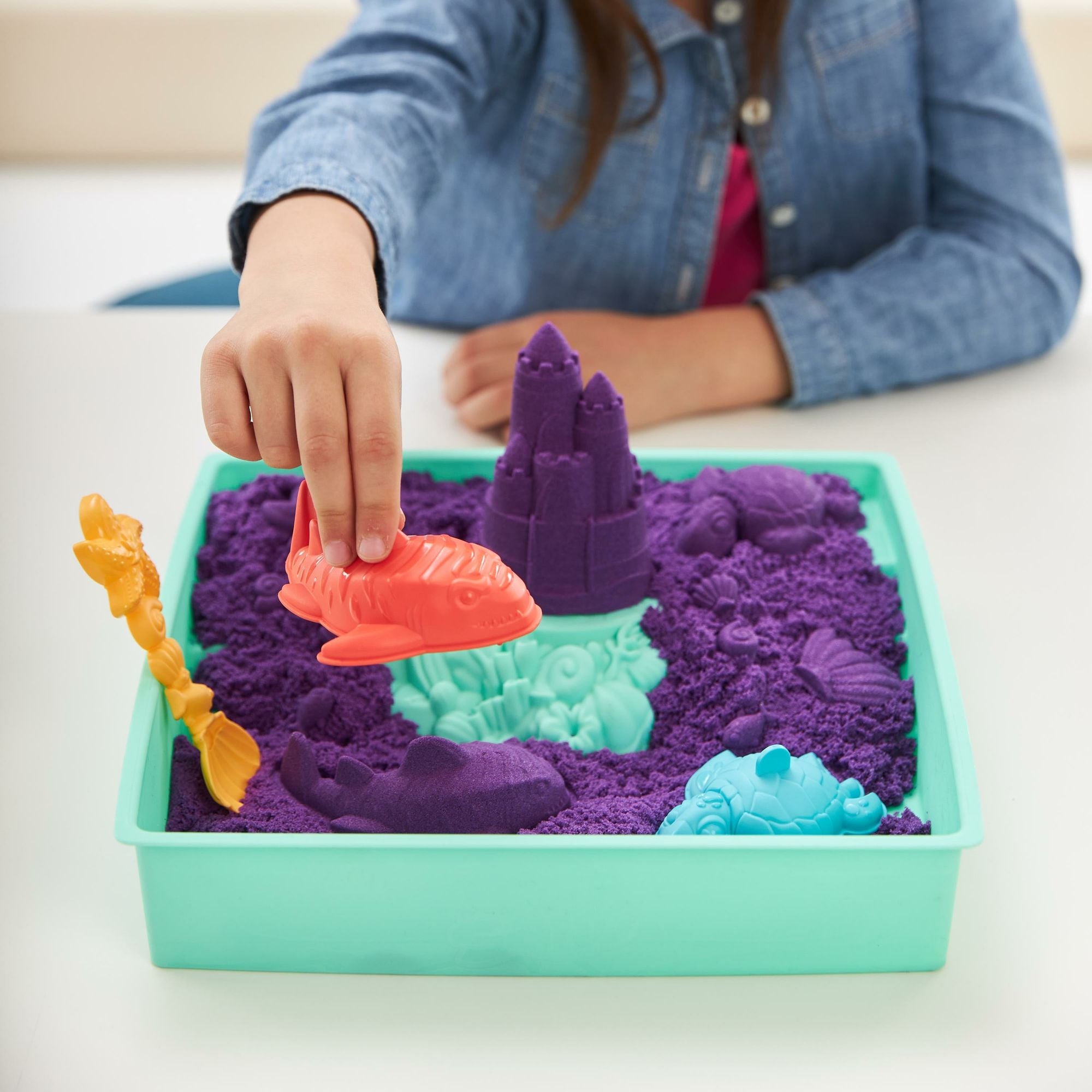 Kinetic Sand - Zandbak-Set Met 454 gram Paars Speelzand Opbergzandbak 4 Vormen En Gereedschap, Spin Master