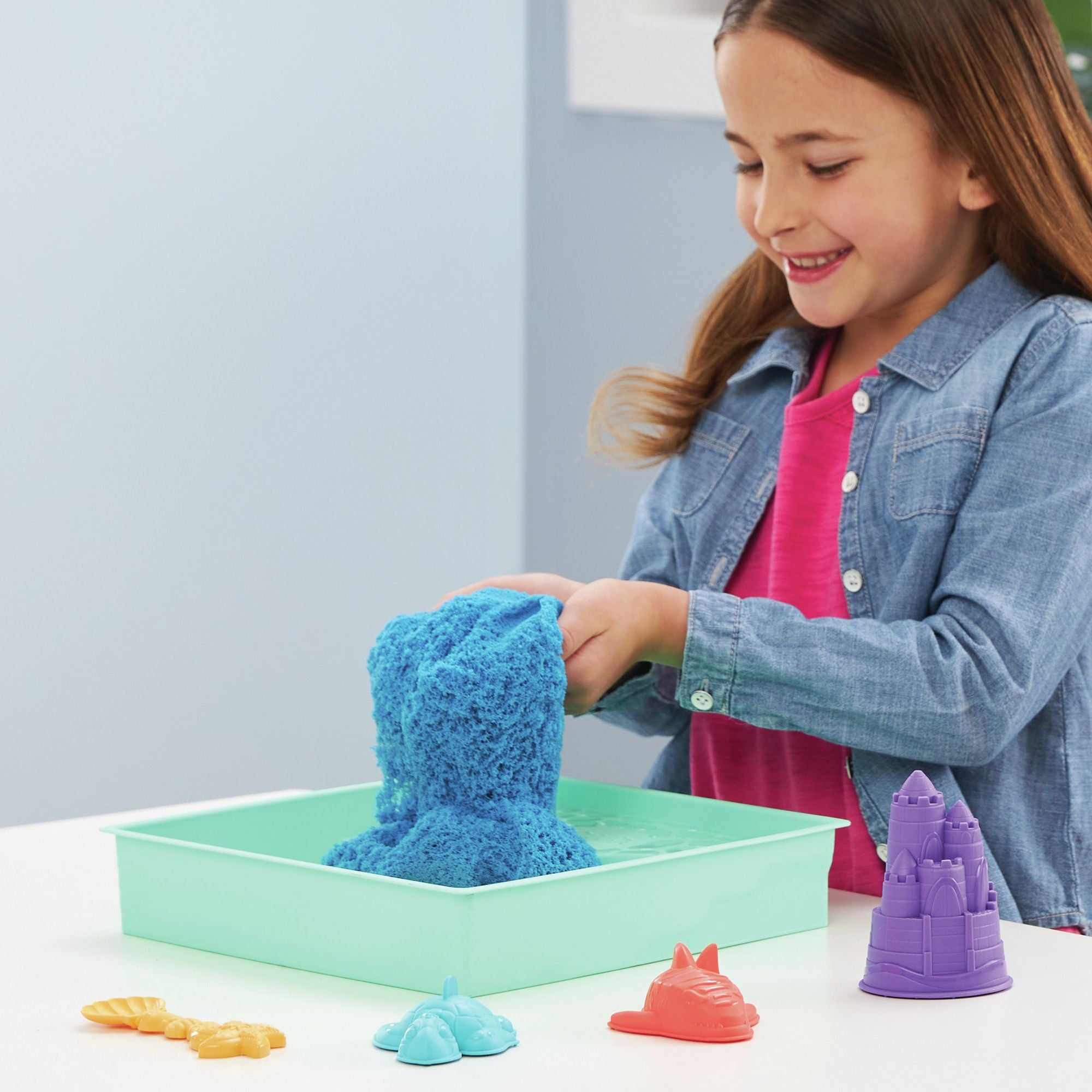 Kinetic Sand - Zandbak-Set Met 454 gram Blauw Speelzand Opbergzandbak 4 Vormen En Gereedschap, Spin Master