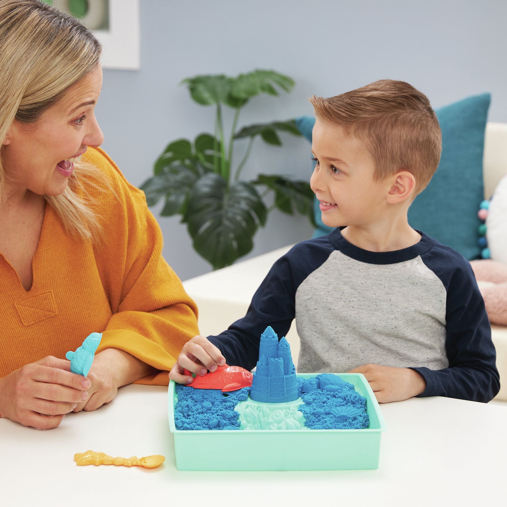 Kinetic Sand - Zandbak-Set Met 454 gram Blauw Speelzand Opbergzandbak 4 Vormen En Gereedschap, Spin Master