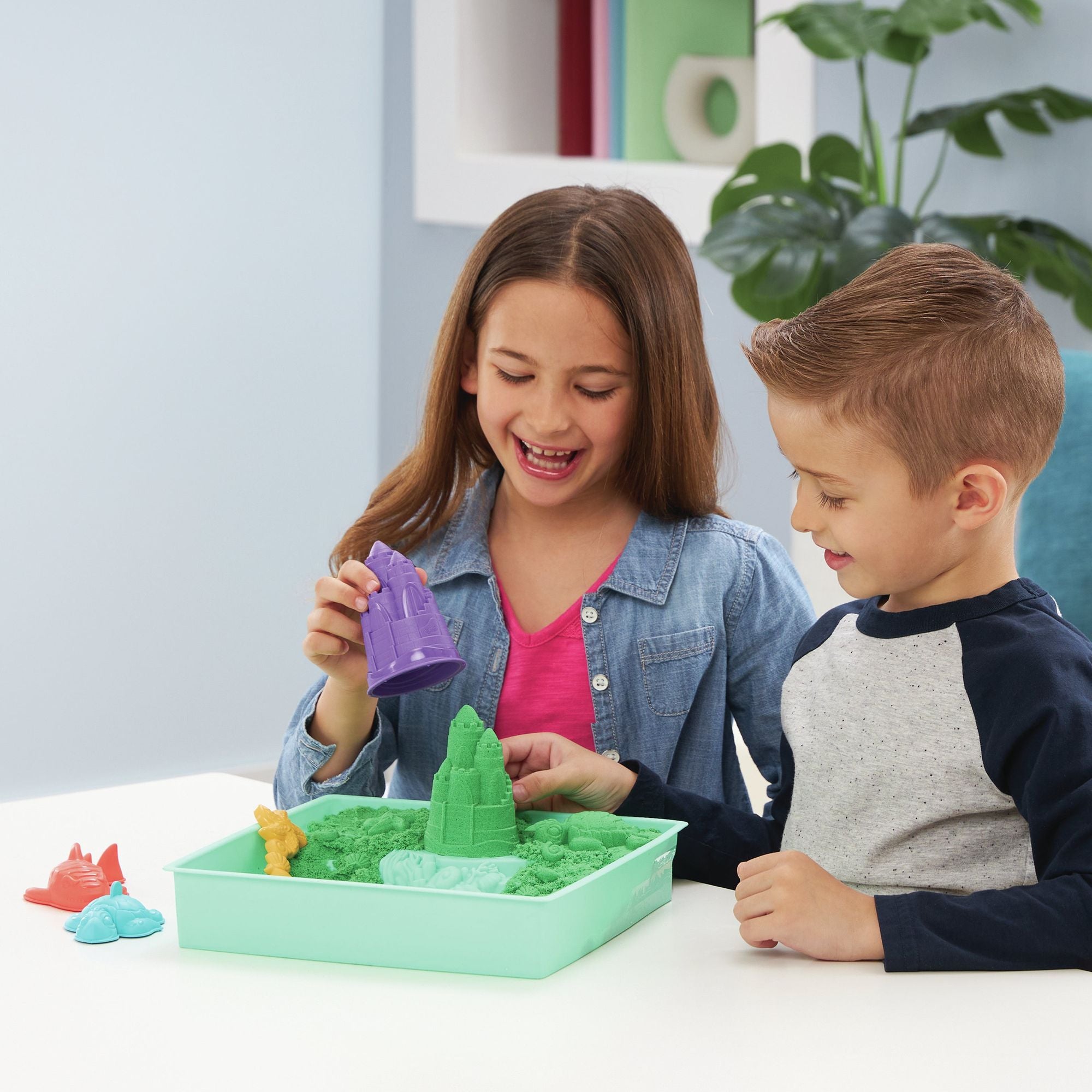 Kinetic Sand - Zandbak-Set Met 454 gram Groen Speelzand Opbergzandbak 4 Vormen En Gereedschap, Spin Master