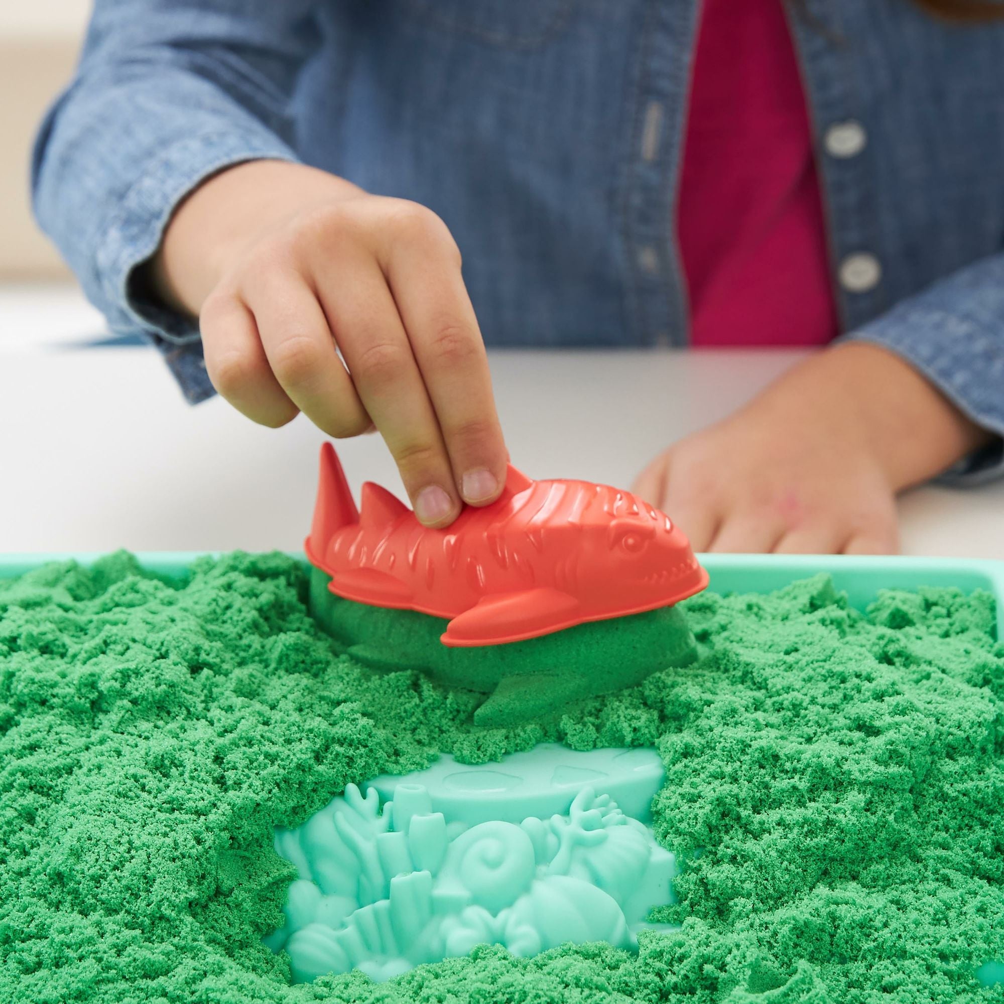 Kinetic Sand - Zandbak-Set Met 454 gram Groen Speelzand Opbergzandbak 4 Vormen En Gereedschap, Spin Master