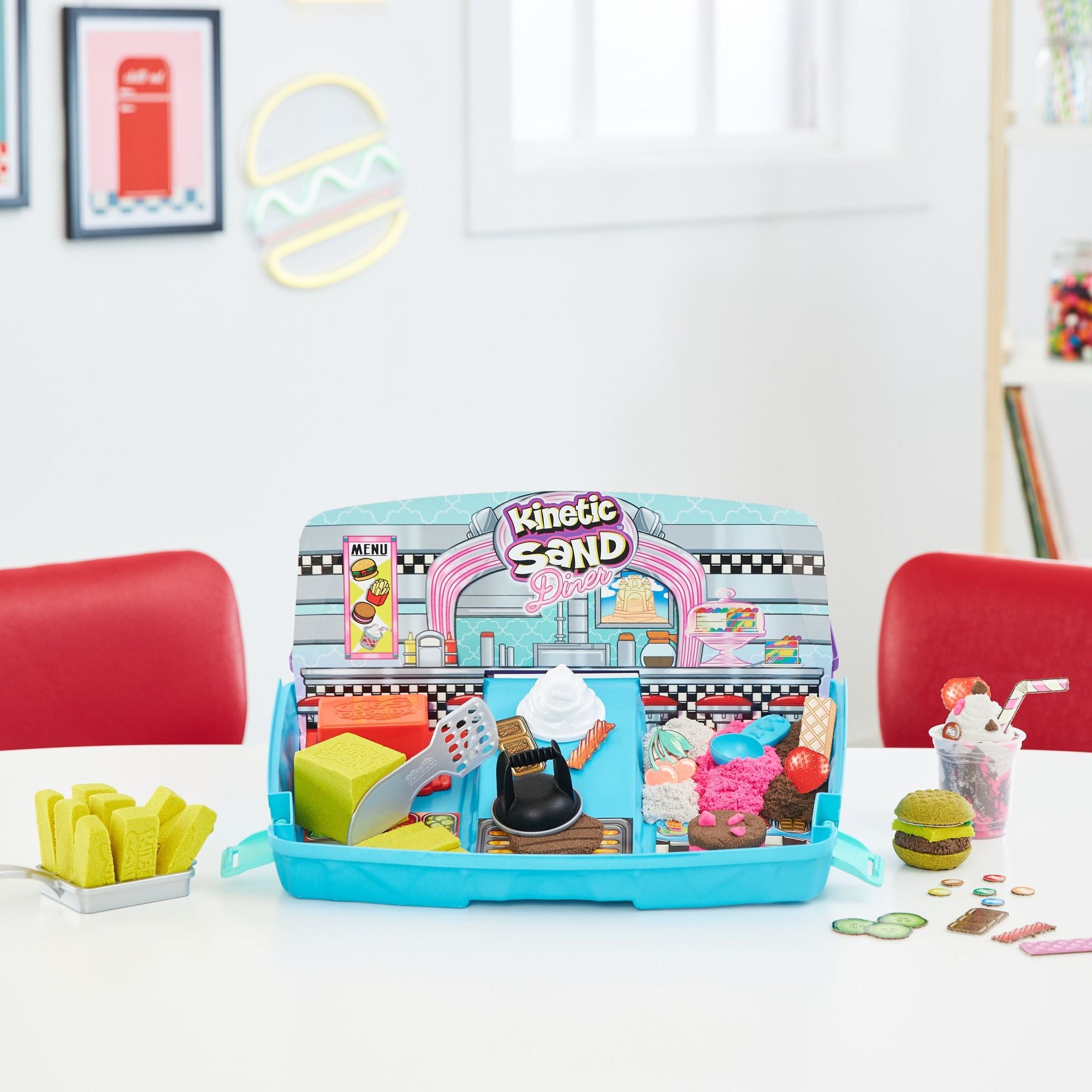Kinetic Sand - Grill N’ Scoop Diner, 907 gram Geel, Roze, Wit, Bruin En Groen Speelzand, 27 Stuks Keukengerei, Opvouwbare Zandbak, Spin Master