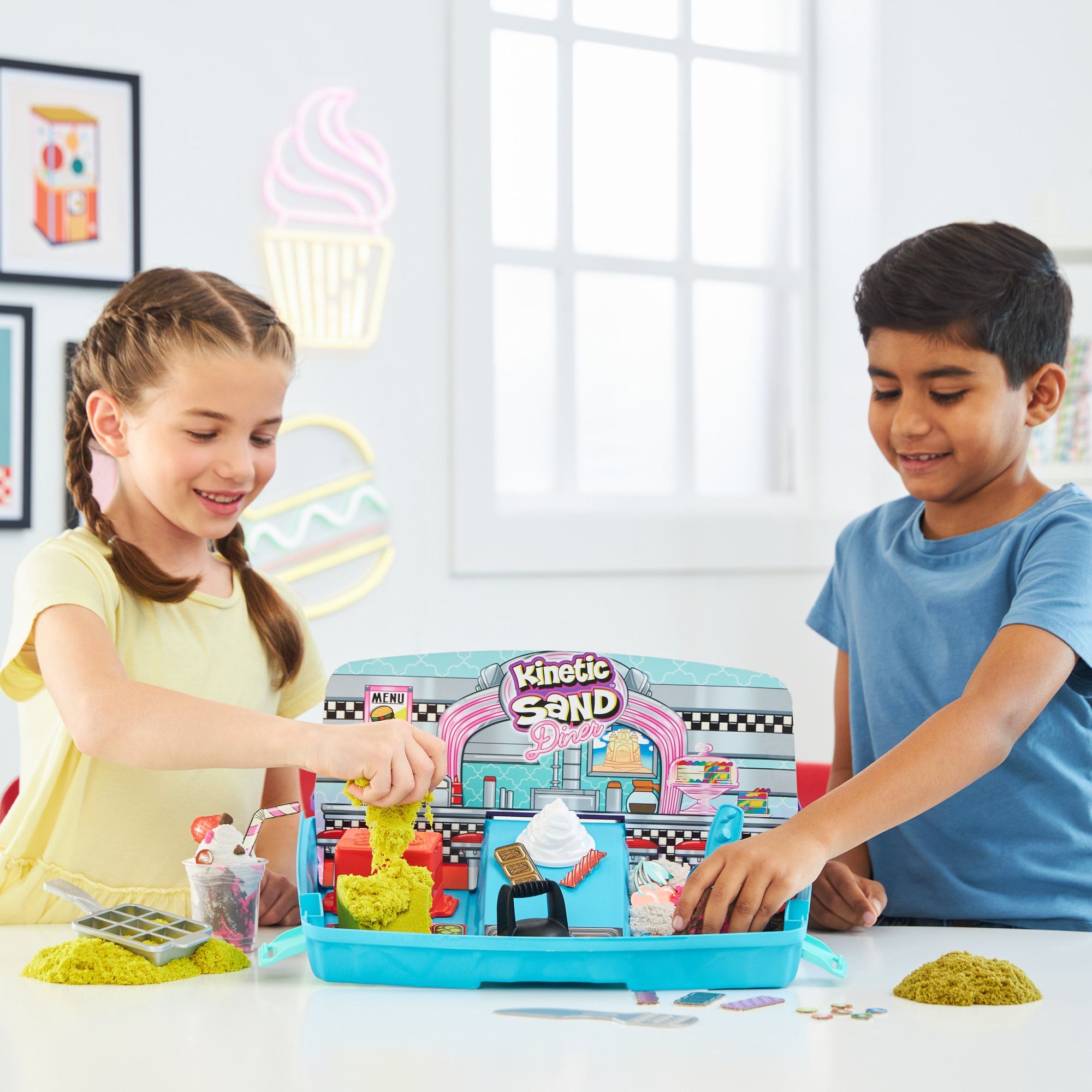Kinetic Sand - Grill N’ Scoop Diner, 907 gram Geel, Roze, Wit, Bruin En Groen Speelzand, 27 Stuks Keukengerei, Opvouwbare Zandbak, Spin Master