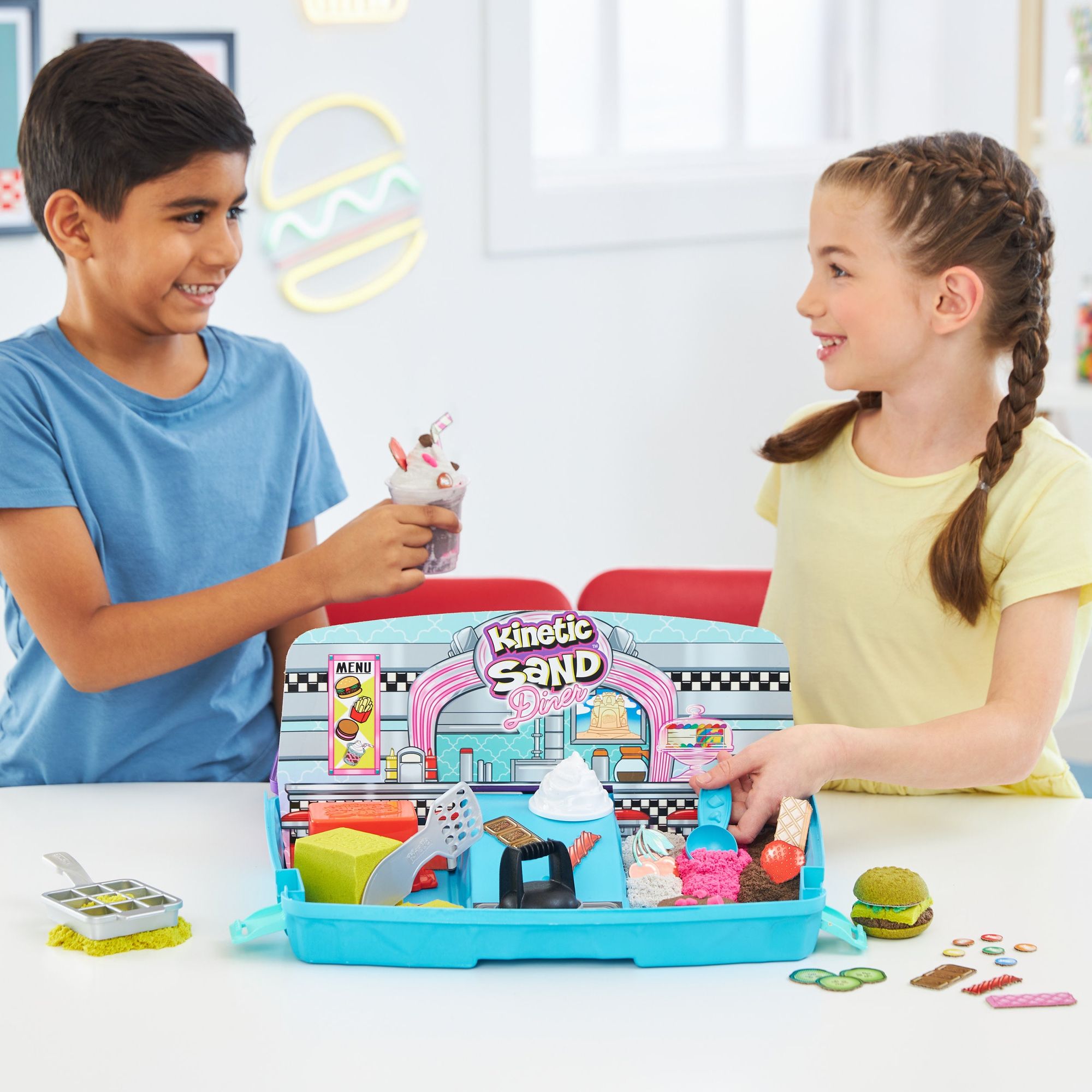 Kinetic Sand - Grill N’ Scoop Diner, 907 gram Geel, Roze, Wit, Bruin En Groen Speelzand, 27 Stuks Keukengerei, Opvouwbare Zandbak, Spin Master