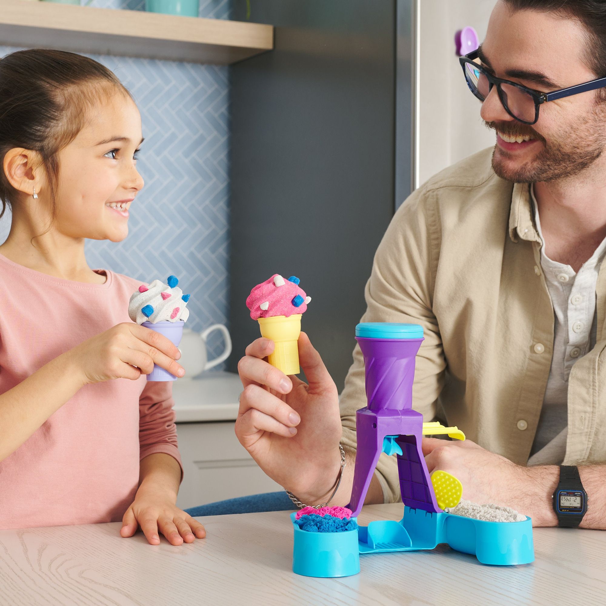 Kinetic Sand - Softijsjes Speelset Met 396 gram Speelzand In Blauw Roze En Wit - 2 Ijshoorntjes En 2 Stuks Gereedschap, Spin Master