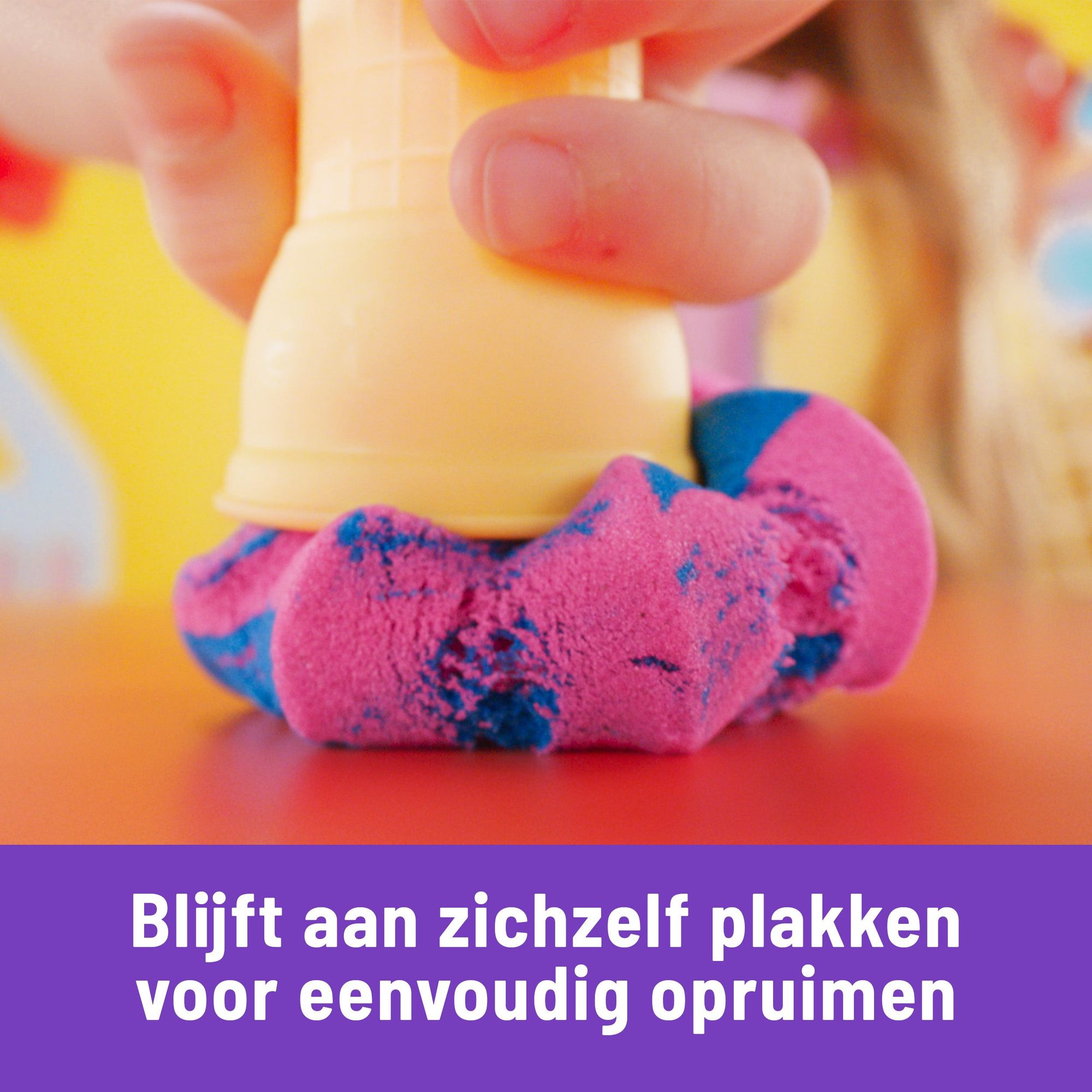 Kinetic Sand - Softijsjes Speelset Met 396 gram Speelzand In Blauw Roze En Wit - 2 Ijshoorntjes En 2 Stuks Gereedschap, Spin Master