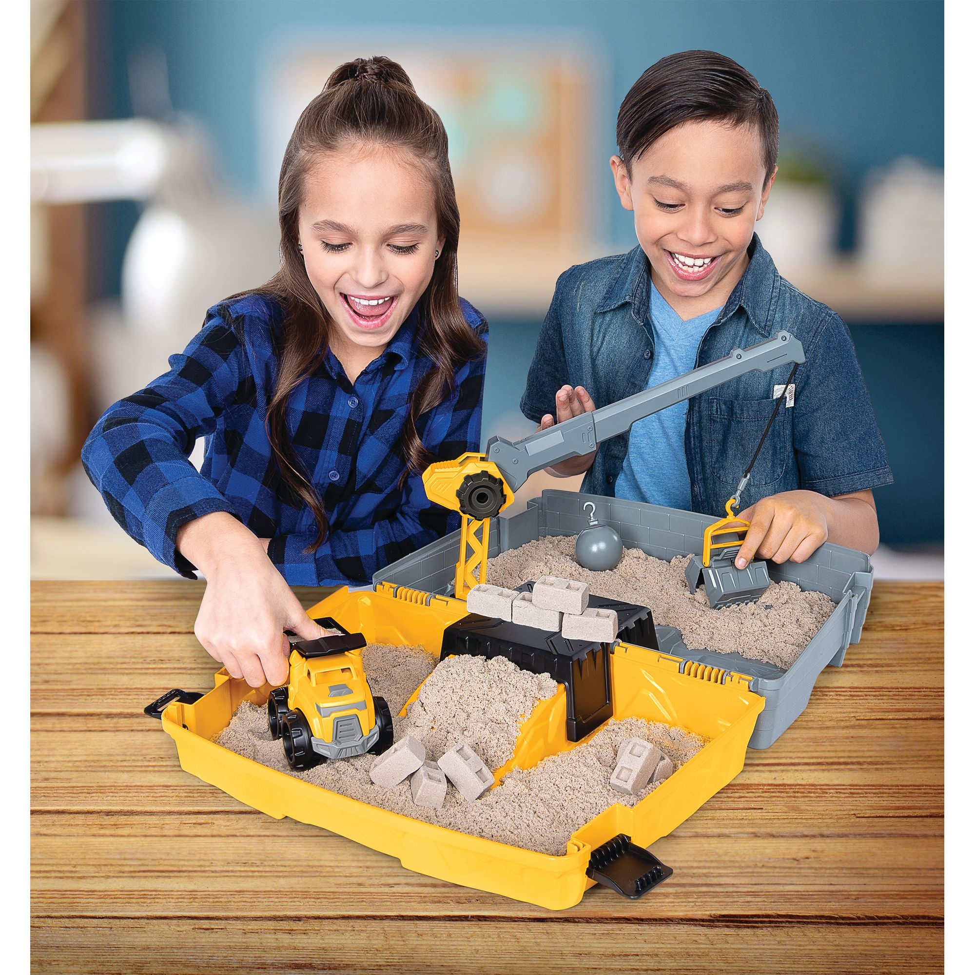 Bouwplaats-Speelset met Kiepwagen Kraan met Sloopkogel Emmer en 907 gram Speelzand, Kinetic Sand