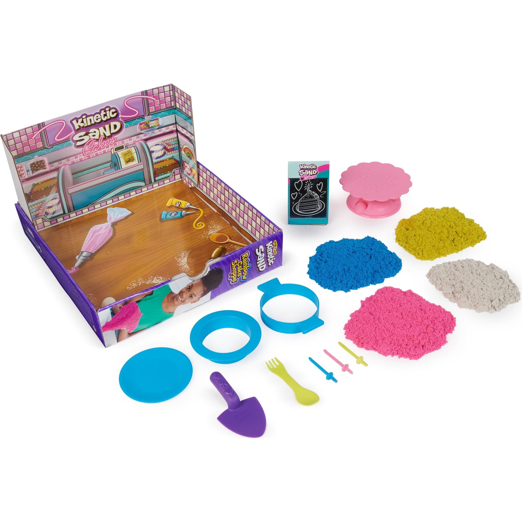 Kinetic Sand - Regenboogram Taartenwinkel - Met 680 gram Geel Roze Blauw En Naar Vanille Geurend Wit Speelzand - Met 10 Stuks Keukengerei En Accessoires, Spin Master