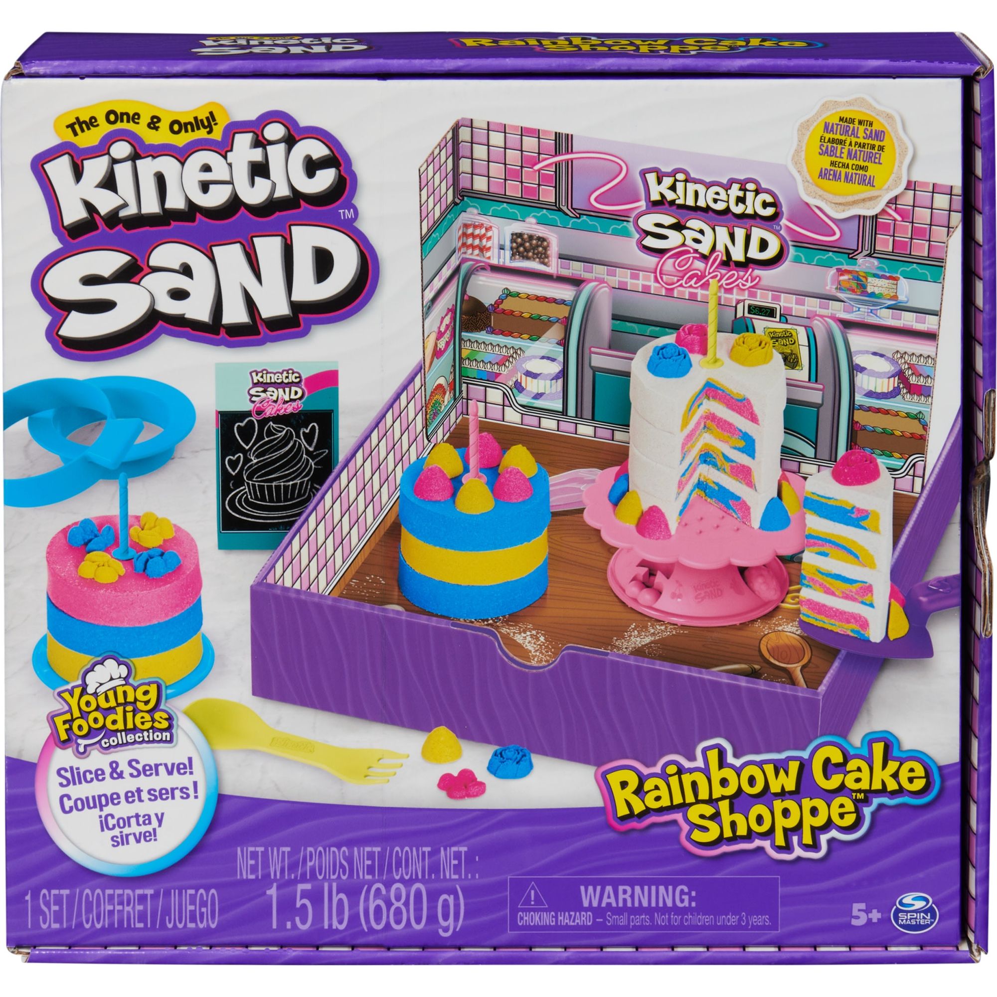 Kinetic Sand - Regenboogram Taartenwinkel - Met 680 gram Geel Roze Blauw En Naar Vanille Geurend Wit Speelzand - Met 10 Stuks Keukengerei En Accessoires, Spin Master