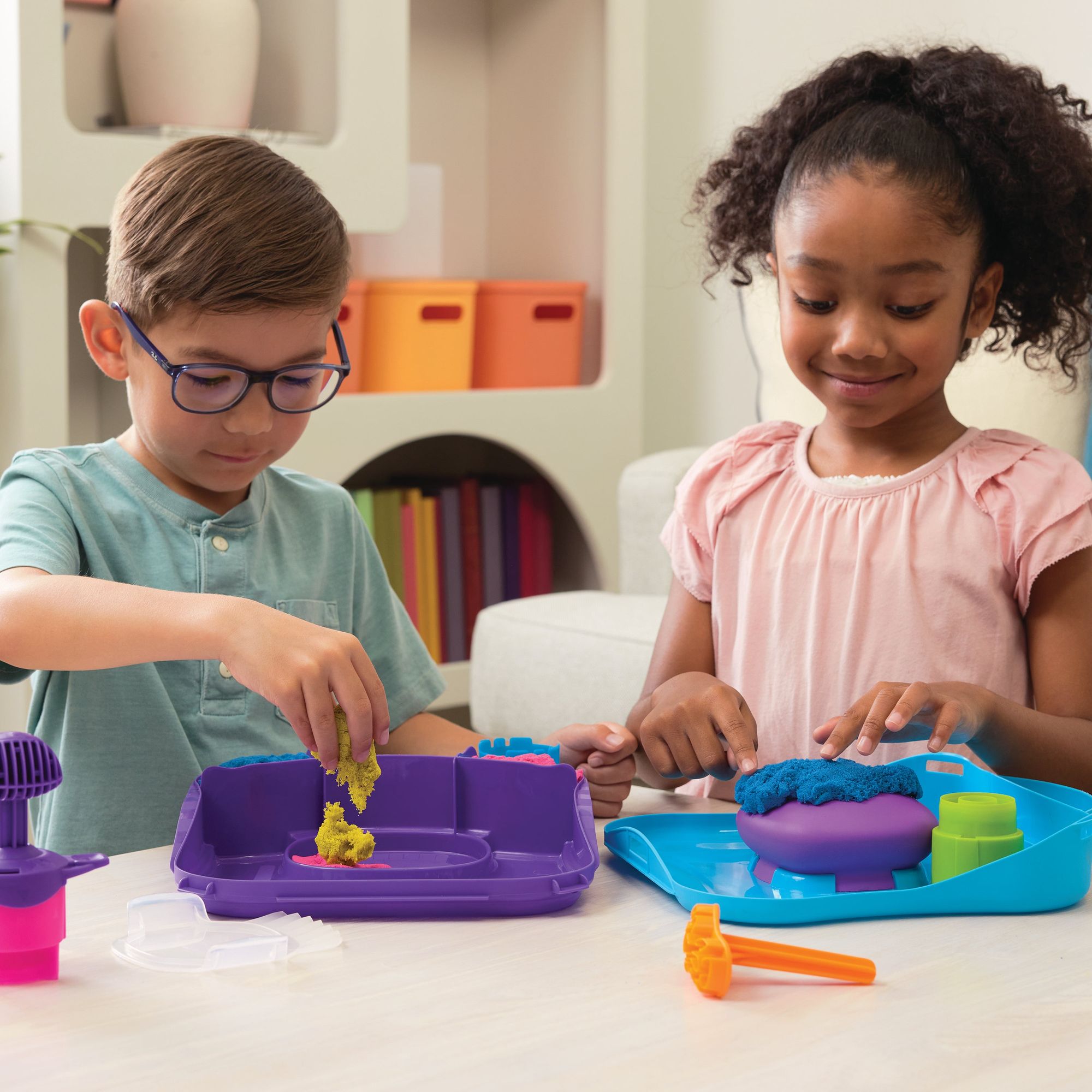 Kinetic Sand - Squishmotion - Speelset Met 453 gram Roze Geel En Blauw Speelzand Stempel En 5 Stuks Gereedschap Herbruikbare Opbergdoos, Spin Master