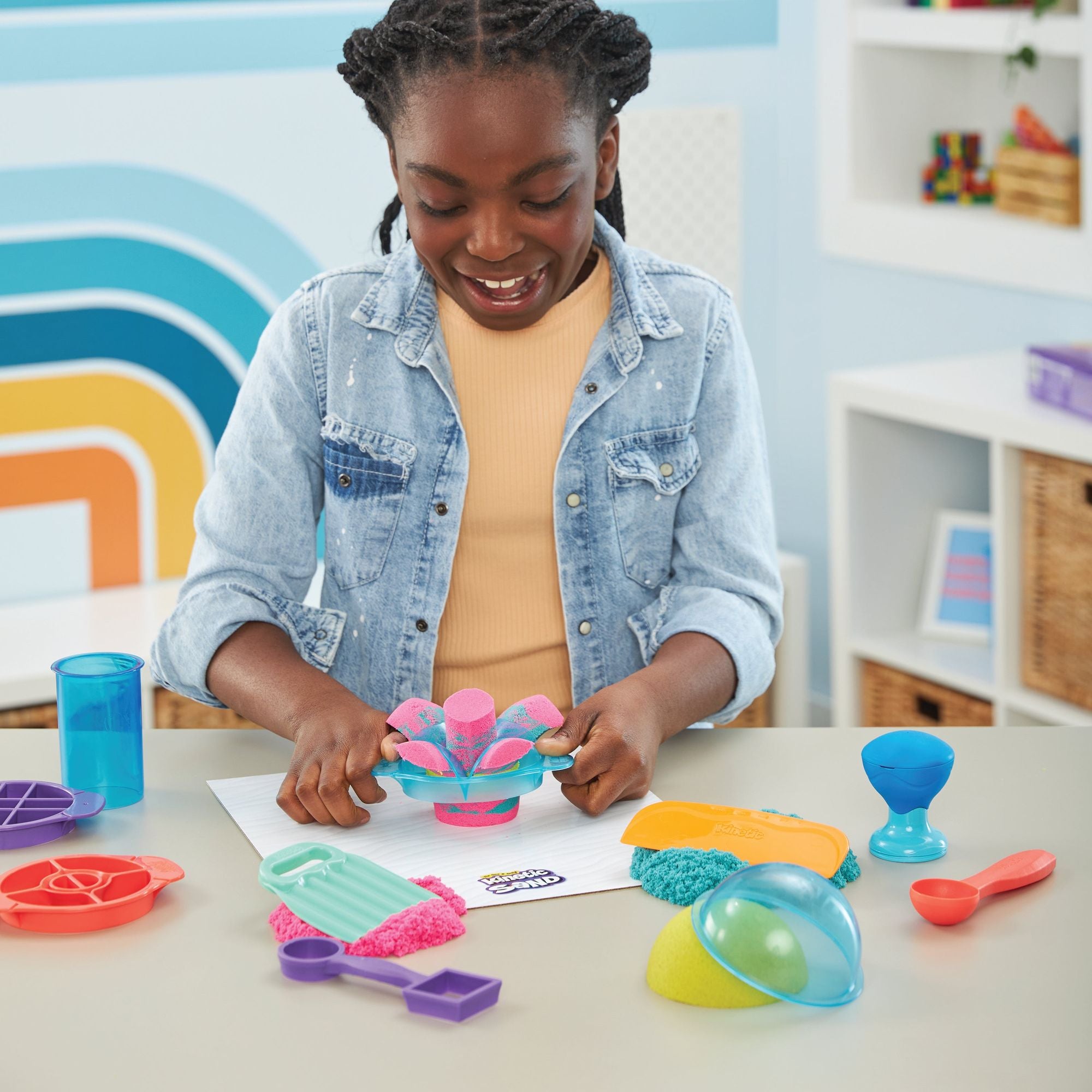 Kinetic Sand - Ultimate Sandisfying-Set Met 907 gram Roze Geel En Blauwgroen Speelzand - Met 10 Vormen En Gereedschappen, Spin Master
