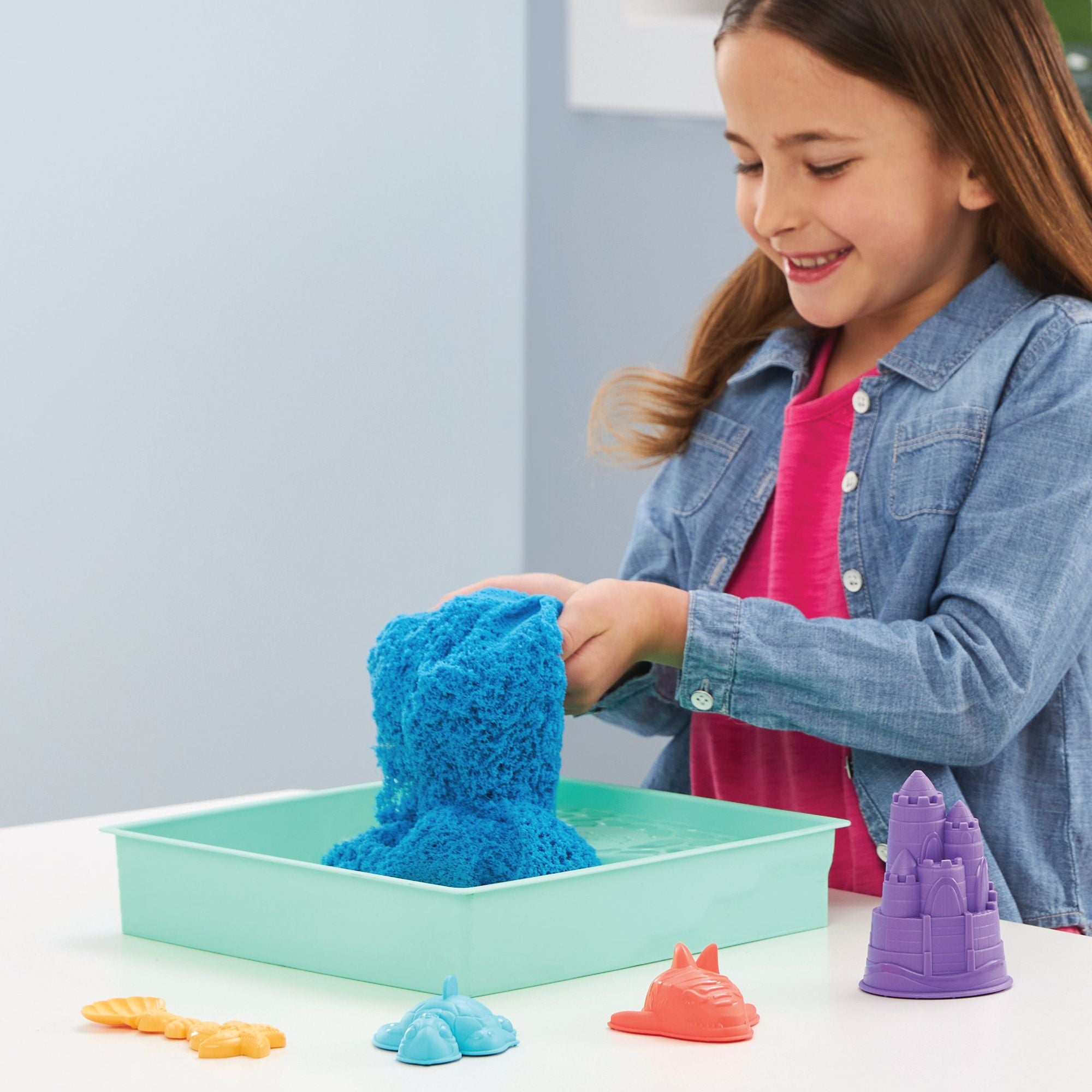 Kinetic Sand - Zandbak-Set Met 454 gram Blauw Speelzand Opbergzandbak 4 Vormen En Gereedschap, Spin Master