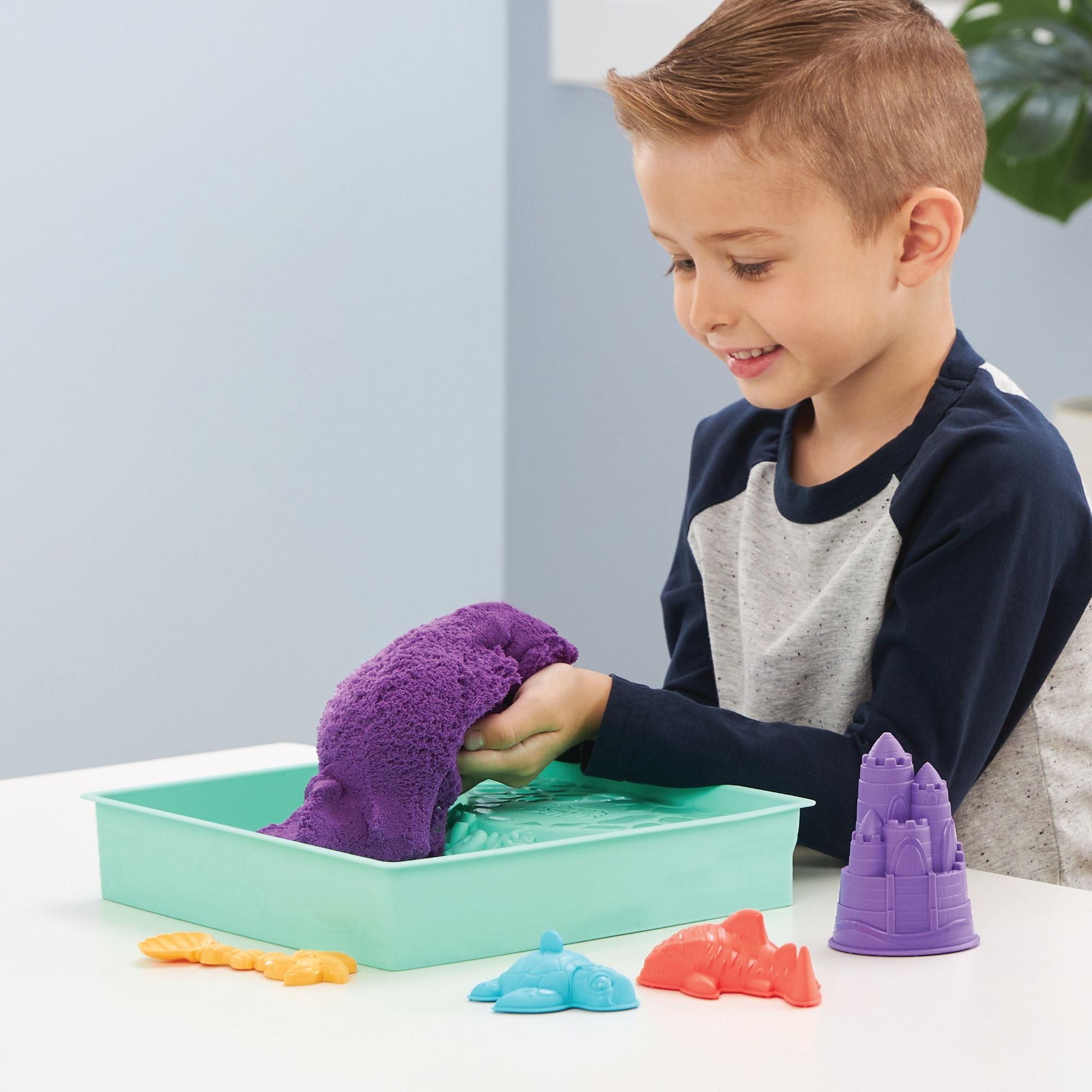 Kinetic Sand - Zandbak-Set Met 454 gram Paars Speelzand Opbergzandbak 4 Vormen En Gereedschap, Spin Master