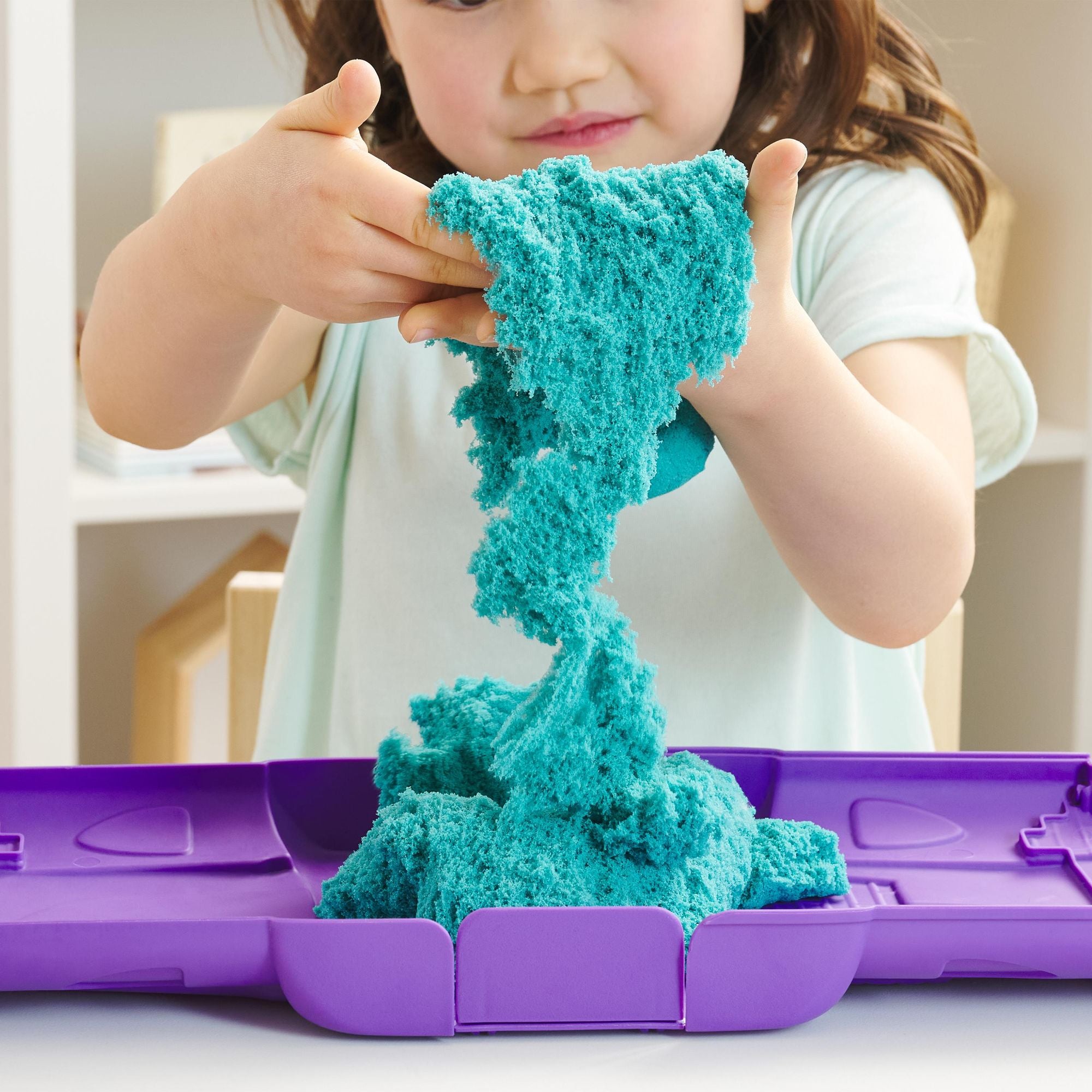 Kinetic Sand - Zandkasteelvorm Met 453 gram Blauwgroen Speelzand - Multifunctioneel Speel En Opbergbak, Spin Master