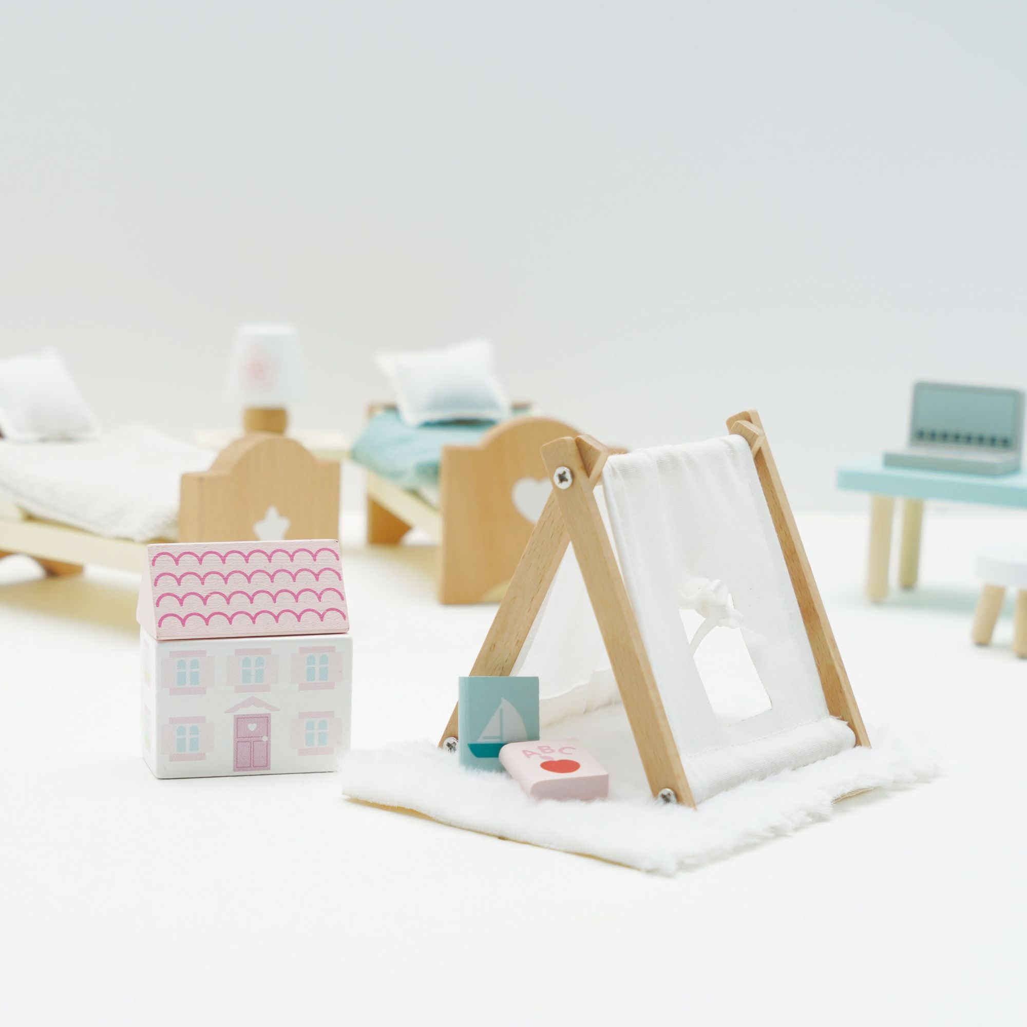 Wooden Dolls house Child's Bedroom Furn - FSC 100%, Le Toy Van